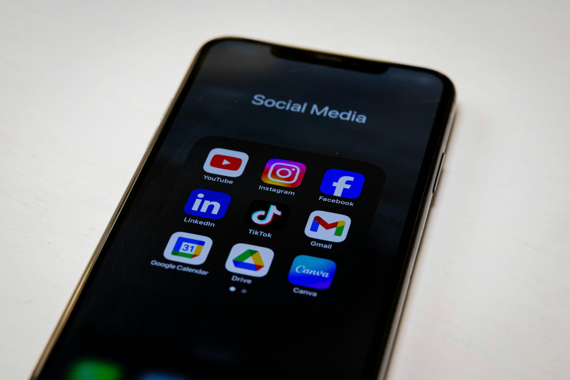 Sosyal Medya mı, Web Sitesi mi? İşletmeniz İçin Doğru Strateji